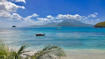 Plage, chaises longues, serviettes de plage