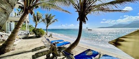 Plage, chaises longues, serviettes de plage