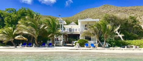 Plage, chaises longues, serviettes de plage