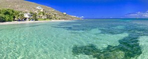 På stranden, solstolar och strandhanddukar