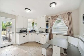 ثلاجة، ميكروويف، فرن، موقد طهي مسطح