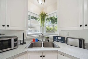 ثلاجة، ميكروويف، فرن، موقد طهي مسطح