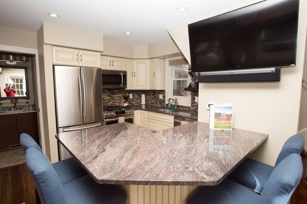 Fridge, microwave, oven, stovetop - Coal Creek - Stunning 1 bedroom home less than a block from Elk Ave in Crested Butte (Crested Butte)