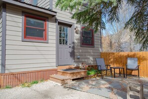 Exterior - Coal Creek - Stunning 1 bedroom home less than a block from Elk Ave in Crested Butte (Crested Butte)