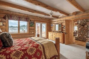 4 slaapkamers, een bureau, een strijkplank/strijkijzer, reisbedje