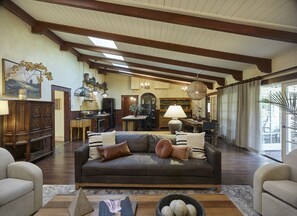 Smart-TV, peis, DVD-spiller og bøker