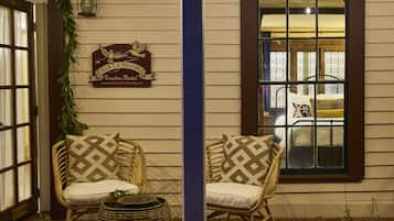 4 bedrooms, desk, iron/ironing board, travel cot