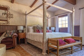 4 soverom, skrivebord, strykejern/-brett og reiseseng for barn