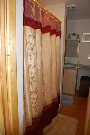 Combined shower/tub, towels, toilet paper