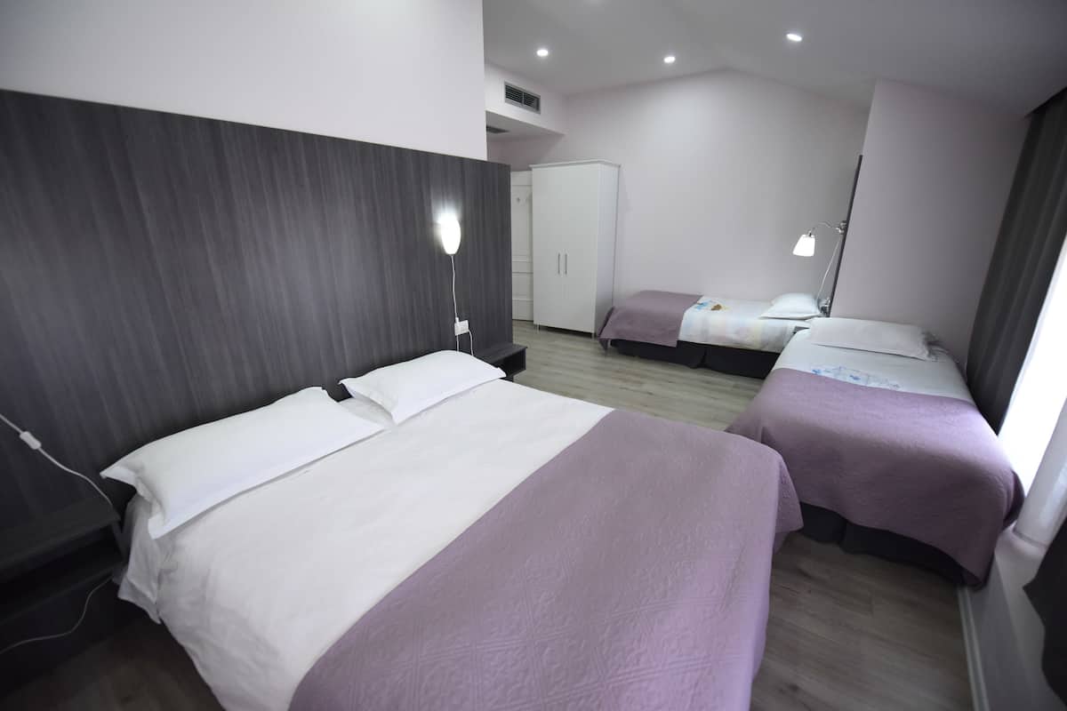 Deluxe Family Room | 遮光窗帘、隔音、 免费 WiFi、床单