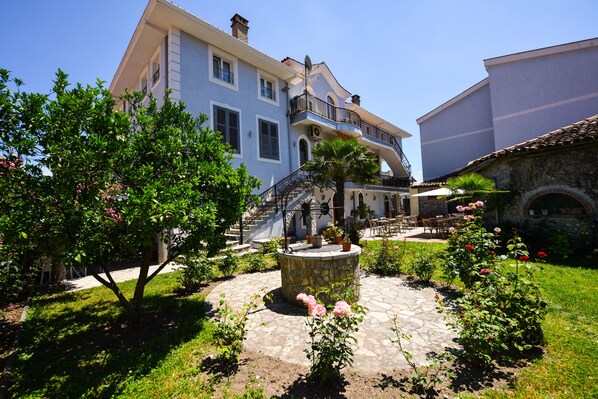 المنطقة المحيطة بالمنشأة