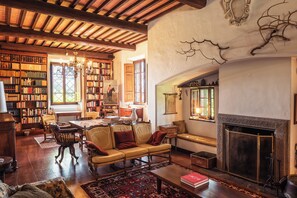 Smart-TV, Kamin, DVD-Player, Tischtennisplatte