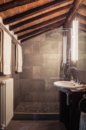 Combined shower/tub, hair dryer, bidet, towels - Bell'Estate   -  Your Dream Villa in Tuscany (Lucca)