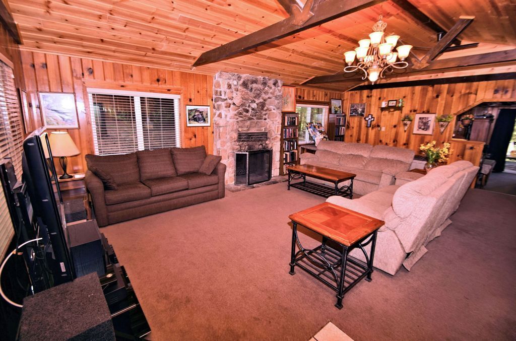 Smart TV, fireplace, books, stereo