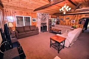 Älytelevisio, takka, kirjoja, stereot