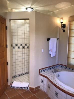 Badewanne, Haartrockner, Handtücher, Seife