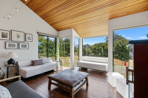 تلفزيون ذكي، مدفأة، مشغل دي في دي، كُتُب