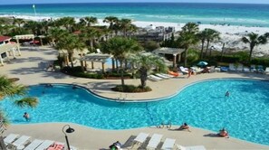 Alberca al aire libre y alberca climatizada