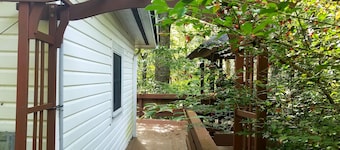 Fredelig Mountain Cottage 3bdrm Deck med Gazebo over Stream