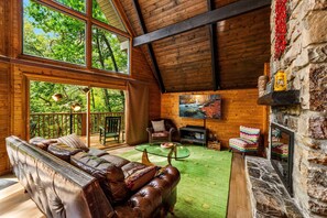 Smart TV, fireplace, DVD player, books - Honey Bear – Stylish, Classic Cabin w/Mt LeConte View, 1mi to Gatlinburg center (Gatlinburg)