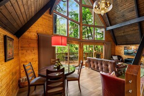 Smart TV, fireplace, DVD player, books - Honey Bear – Stylish, Classic Cabin w/Mt LeConte View, 1mi to Gatlinburg center (Gatlinburg)
