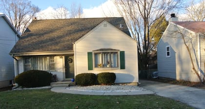 Acogedor, cómodo, conveniente, con un toque moderno ubicado en el hermoso lago Ellyn.