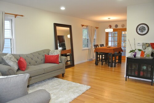Cozy, comfy, convenient, w/ a touch of modern located in beautiful Lake Ellyn!
