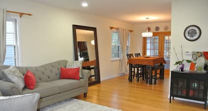 Cozy, comfy, convenient, w/ a touch of modern located in beautiful Lake Ellyn!