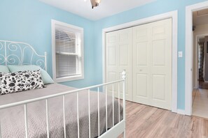 2 bedrooms, travel cot, free WiFi, bed sheets