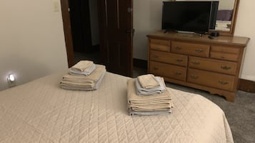 2 quartos, ferros/tábuas de passar roupa, berço de viagem