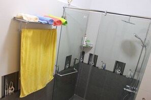 Produtos de toalete grátis, secador de cabelo, chinelos 