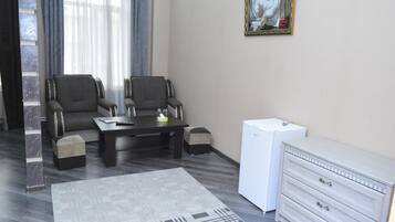 مكتب وستائر تعتيم وواي فاي مجانًا وملاءات أسرّة