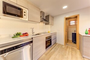 Køleskab, mikrobølgeovn, ovn, kogeplade