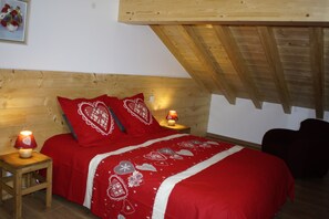 4 bedrooms, desk, iron/ironing board, travel crib