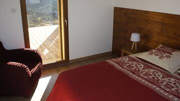 4 chambres, bureau, fer et planche à repasser, lit parapluie