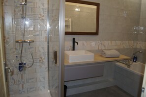 Ensemble douche/baignoire, sèche-cheveux