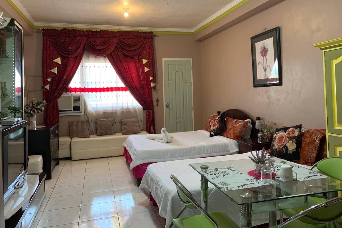 Suite | In-room safe, desk, WiFi (free), individually decorated