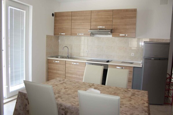 Fridge, oven, stovetop, cookware/dishes/utensils