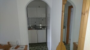 Kaffetrakter/tekoker, kjøleskap, kokeplater og brødrister
