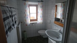 Dusj, hårføner og håndklær