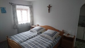 1 habitación, acceso a internet y ropa de cama