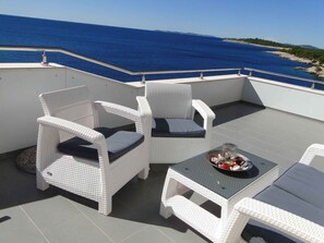 Terrace/patio - Holiday apartment with pool and sea view (Primošten)