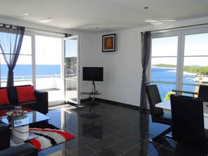 TV - Holiday apartment with pool and sea view (Primošten)