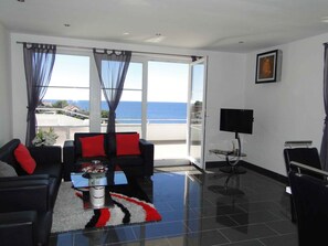 TV - Holiday apartment with pool and sea view (Primošten)