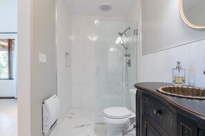 تجهيزات دش، مجففات شعر، مناشف، صابون