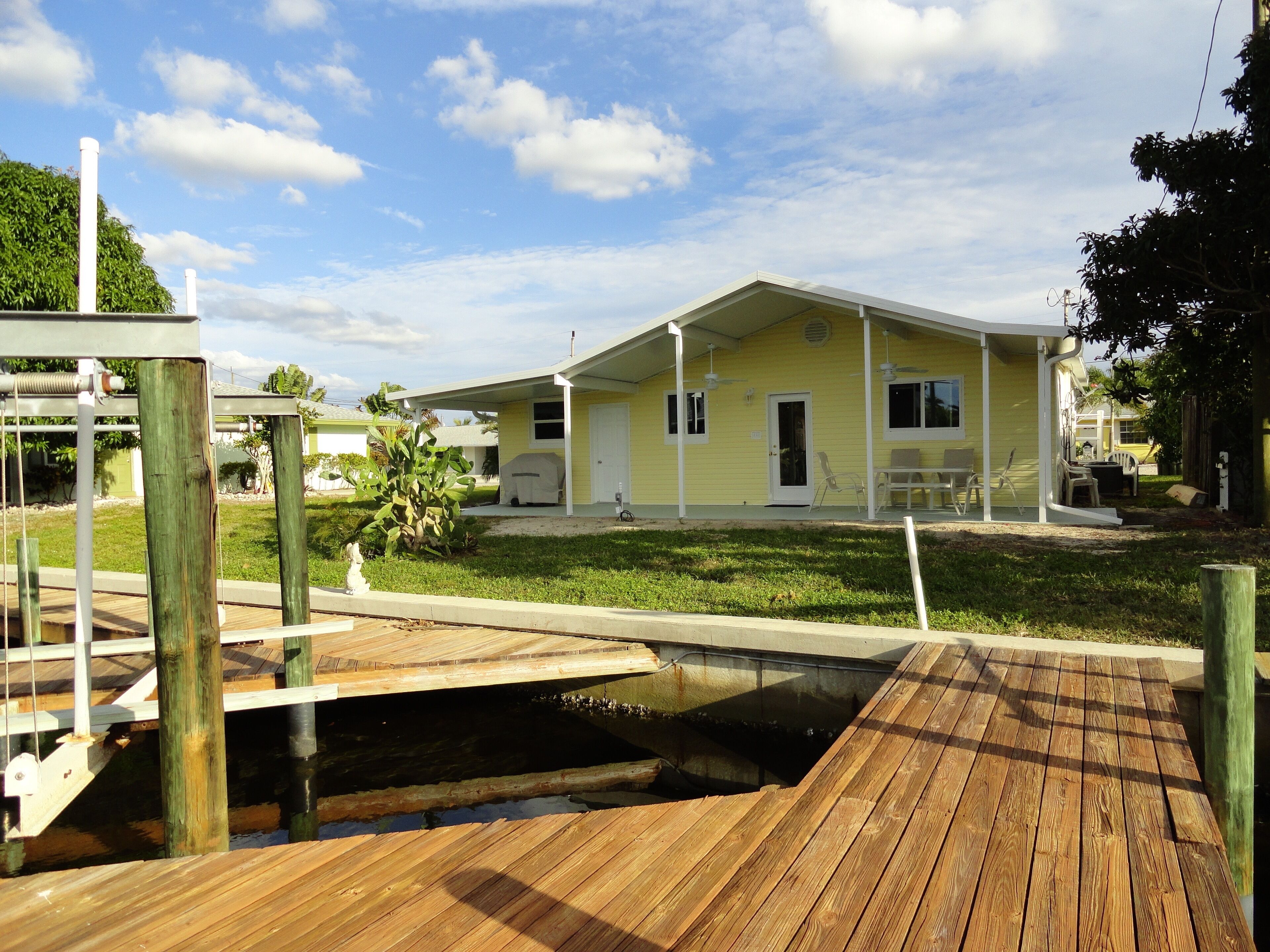 Comfortable and relaxing house located on a deep water canal.