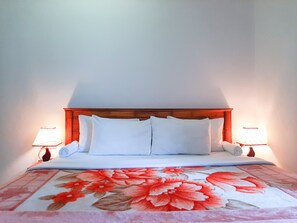 Classic Triple Room | In-room safe, desk, iron/ironing board, free WiFi