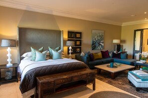 Deluxe Suite, 1 King Bed, Mountain View