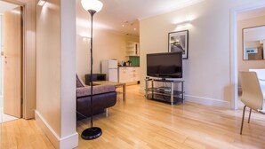 Deluxe Apartment, 1 Double Bed with Sofa bed, Non Smoking | Living area - Kensington Comfort (London)