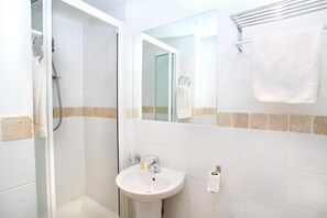 Deluxe Apartment, 1 Katil Kelamin (Double) dengan Katil Sofa, Non Smoking | Bilik Mandi | Gabungan pancuran/tab mandi, tab mandi rendaman dalam 